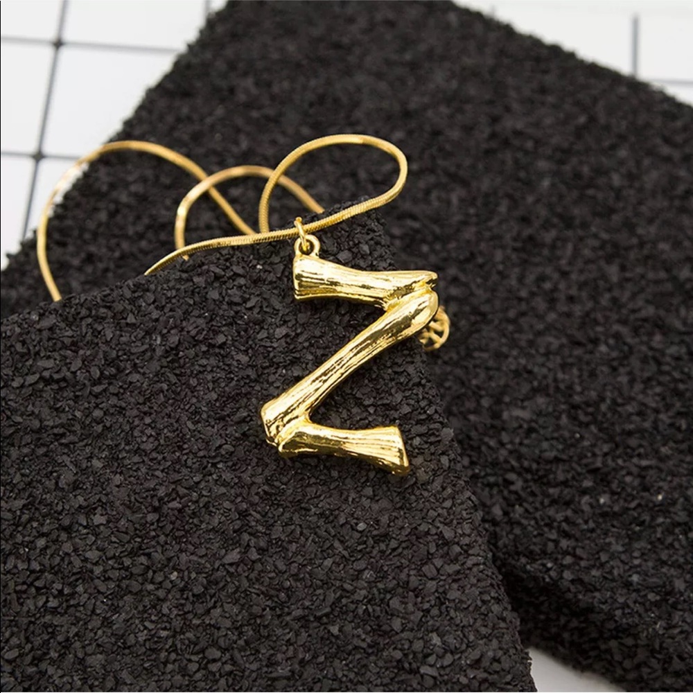 Statement monogram necklace in R - Picture 4 of 8